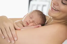 Una mamá con su bebe recién nacido.