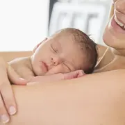 Una mamá con su bebe recién nacido.