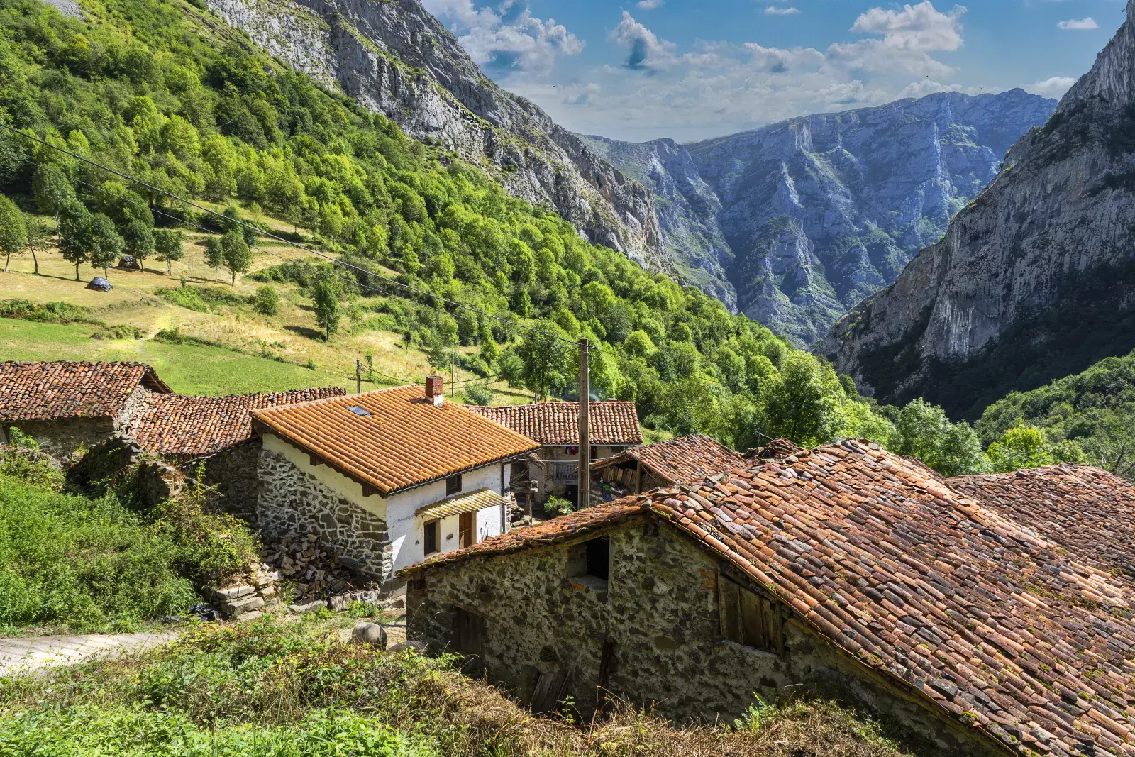 El concejo de Ponga fue declarado Parque Natural con el fin de preservar sus pueblos, sus bosques, sus ríos y sus montañas.