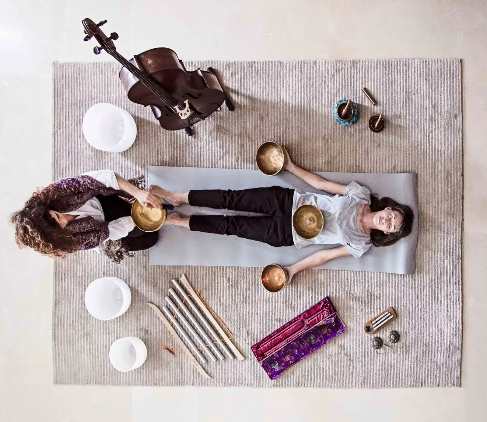 En la terapia sonora se usa la resonancia del sonido de un instrumento o varios, con el objetivo de equilibrar el cuerpo físico y los cuerpos sutiles a través de la vibración que emiten.