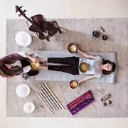 En la terapia sonora se usa la resonancia del sonido de un instrumento o varios, con el objetivo de equilibrar el cuerpo físico y los cuerpos sutiles a través de la vibración que emiten.