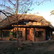 Una construcció que se une con la naturaleza