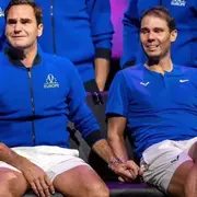 Federer y Nadal llorando de la mano en la despedida del tenista