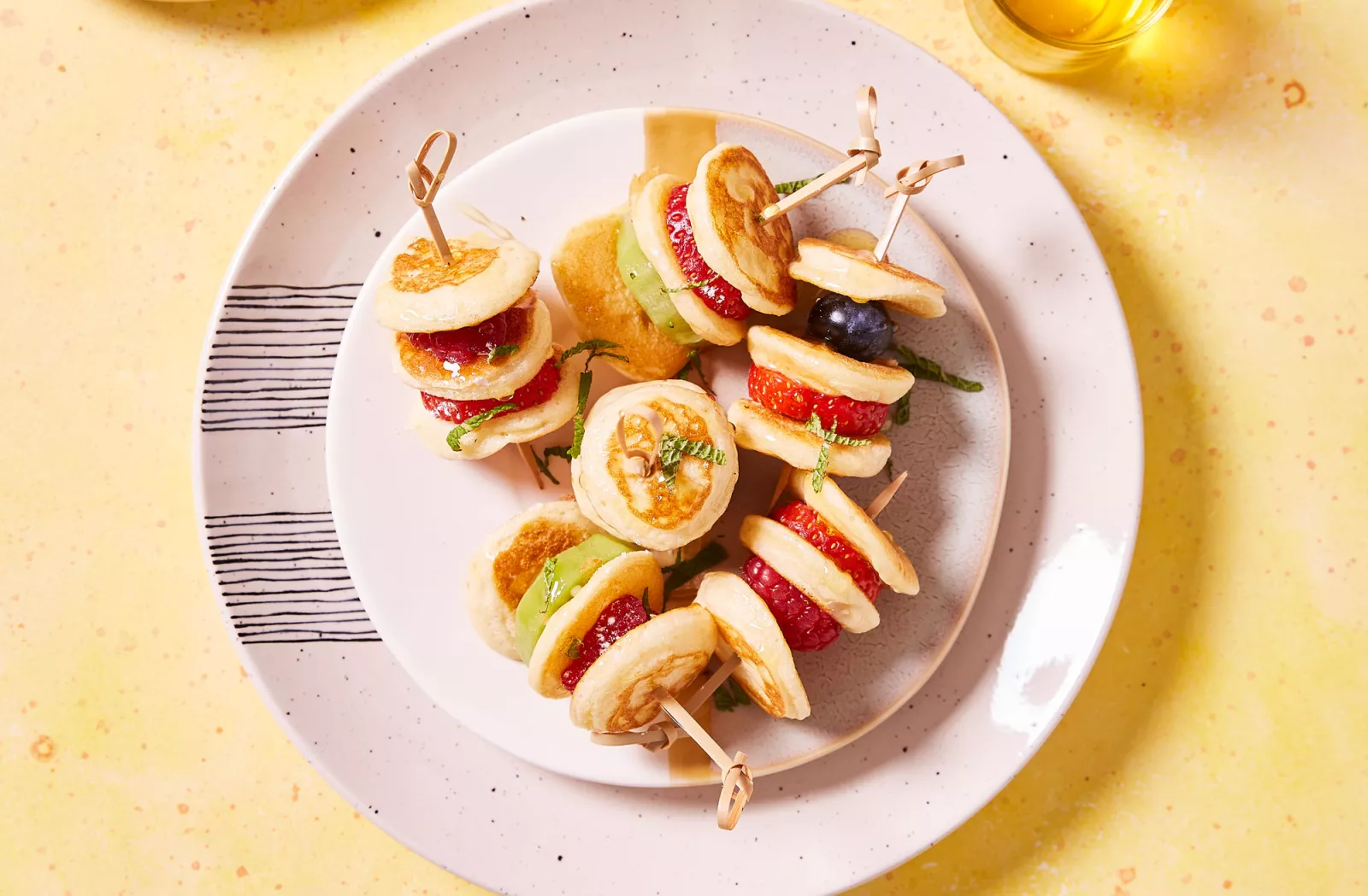 Brochettes de mini pancakes y frutas, una rica opción de postre para estas fiestas.