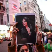 Frente al consulado de Irán en Estambul (Turquía) distintas mujeres protestan por la muerte de Mahsa Amini.