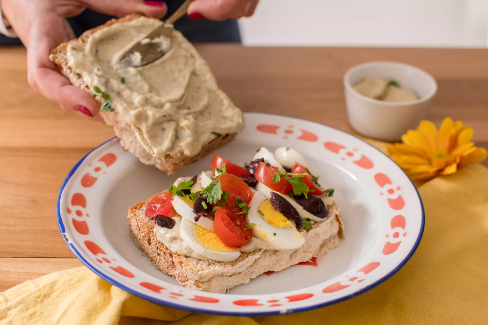 Sandwich de pasta de berenjenas, huevo y olivas