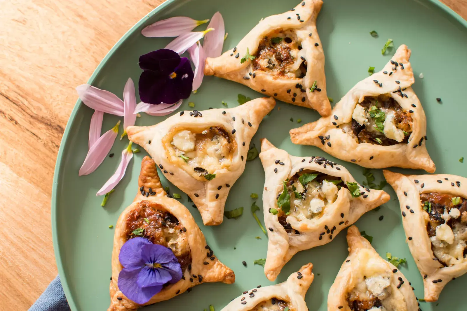 Triangulitos de hojaldre con hongos, queso azúl y puerro