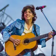 Zoe Gotusso ayer en River, abriendo el concierto de Coldplay.