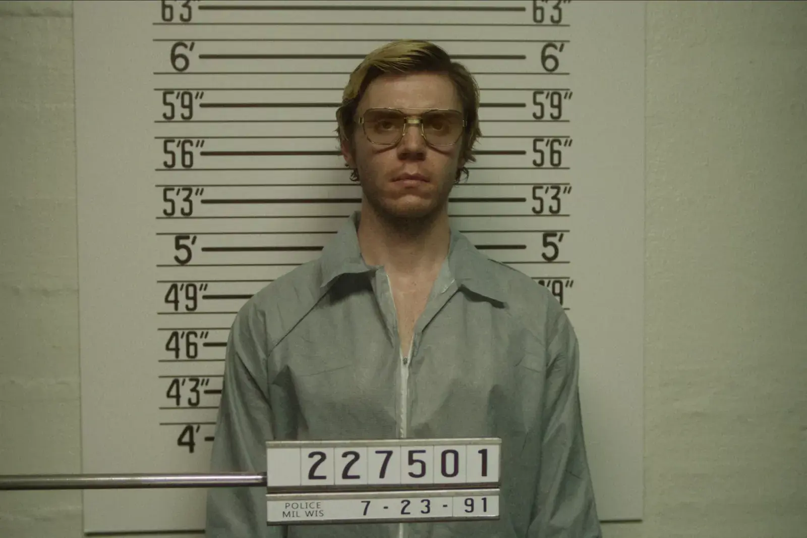 Evan Peters como Dahmer en la serie de Netflix.