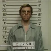 Evan Peters como Dahmer en la serie de Netflix.