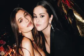 Hailey Bieber y Selena Gomez posaron juntas en el evento.