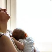 Los síntomas de la depresión perinatal pueden despertar apatía, tristeza y pensamientos destructivos con el bebé o con vos