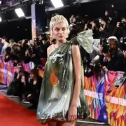 Emma Corrin en la red carpet del British Film Institute London Film Festival