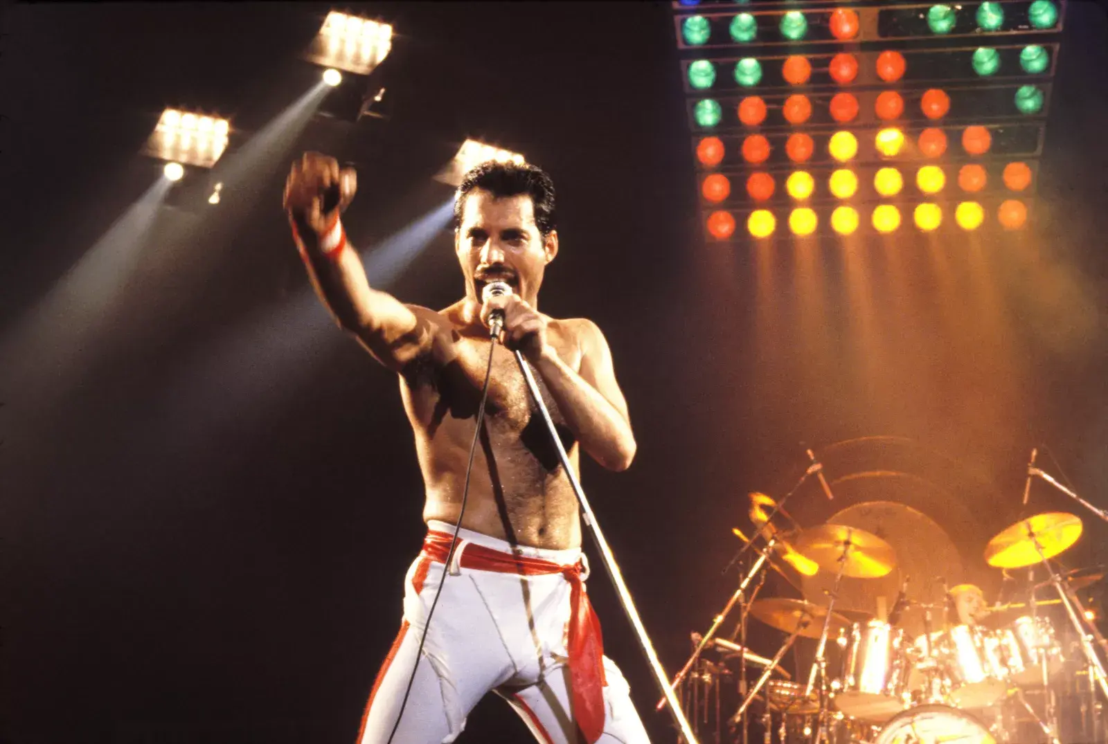 Freddie Mercury cantando durante el show.