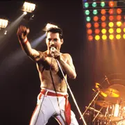 Freddie Mercury cantando durante el show.