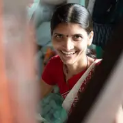 Una de las artesanas que trabaja en EcoKaari.