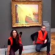 Ambientalistas tiraron puré de papas sobre una obra de Monet.