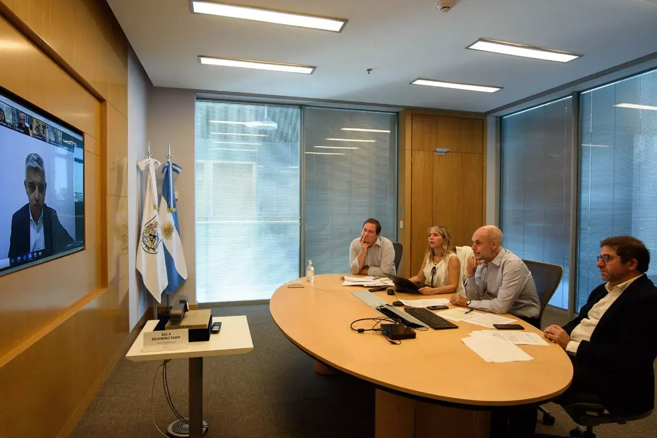 Horacio Rodríguez Larreta en el encuentro virtual con el alcalde de Londres, Sadiq Khan.
