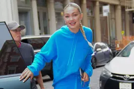 Gigi Hadid y sus zapatillas adidas x Gucci.