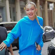 Gigi Hadid y sus zapatillas adidas x Gucci.