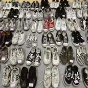 Las pertenencias de las víctimas de la estampida mortal de la celebración de Halloween se muestran en un gimnasio el 1 de noviembre de 2022 en Seúl, Corea del Sur.