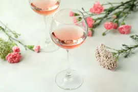 8 botellas de vino rosado que nos copan.