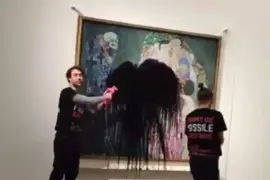 Ambientalistas rocían con líquido negro una obra maestra de Klimt en un museo de Viena.