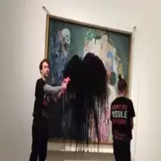 Ambientalistas rocían con líquido negro una obra maestra de Klimt en un museo de Viena.