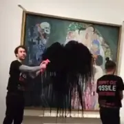 Ambientalistas rocían con líquido negro una obra maestra de Klimt en un museo de Viena.