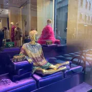 Brillos en la vidriera de Valentino en Via Montenapoleone