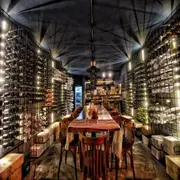 Un restaurante a media hora de la ciudad con bodega, cabañas y un menú de fin de año diseñado especialmente con productos de mar.