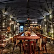 Un restaurante a media hora de la ciudad con bodega, cabañas y un menú de fin de año diseñado especialmente con productos de mar.