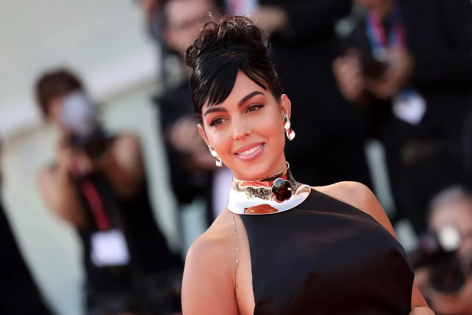 Georgina Rodríguez ,la esposa de CR7, publicó unas fotos en su cuenta de instagram del interior de la casa en la que vive en Arabia Saudita.