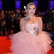 Florence Pugh vuelve a deslumbrar con su look en la red carpet.