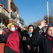 Las mujeres afganas protestan en las calles de Kabul en contra de la decisión que prohíbe su acceso a la educación.