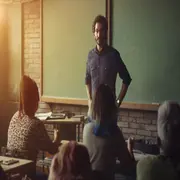 Juan Minujín es el protagonista de El suplente. 