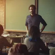 Juan Minujín es el protagonista de El suplente.