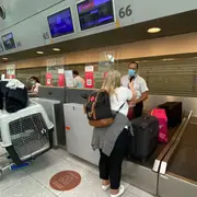 Karen, en el momento en que embarcaba con destino a Madrid.