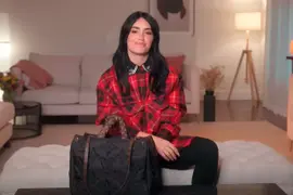 Lali Espósito sorprendió con el curioso objeto que lleva en su cartera.