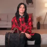 Lali Espósito sorprendió con el curioso objeto que lleva en su cartera.