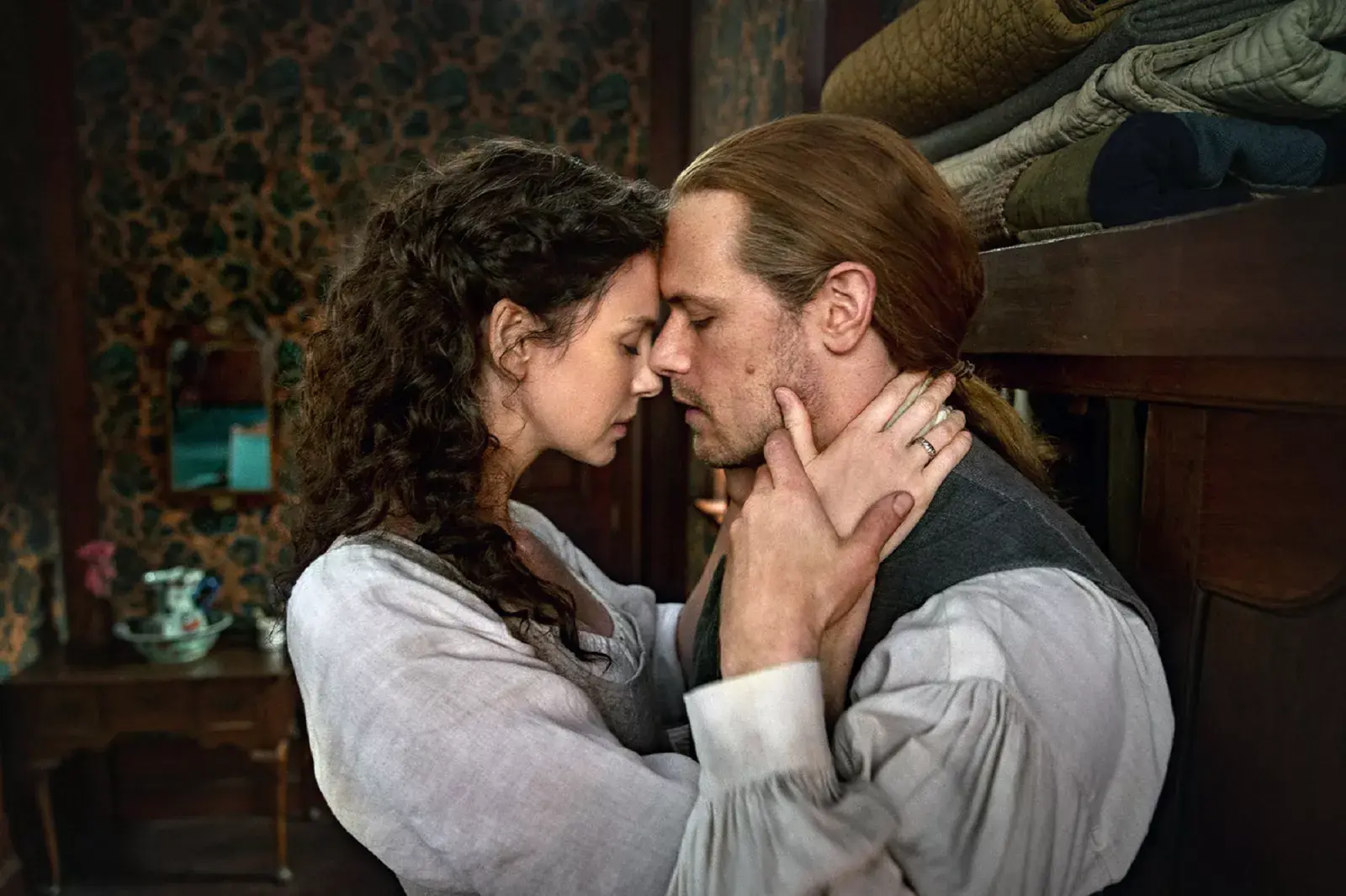 Caitriona Balfe y Sam Heughan en las fotos promocionales de Outlander.