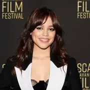 Jenna Ortega lució un elegante vestido en el desfile de Yves Saint Laurent.