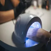 Los dispositivos de secado de esmalte de uñas pueden ser aún más peligrosos que las camas bronceadoras.
