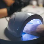 Los dispositivos de secado de esmalte de uñas pueden ser aún más peligrosos que las camas bronceadoras.