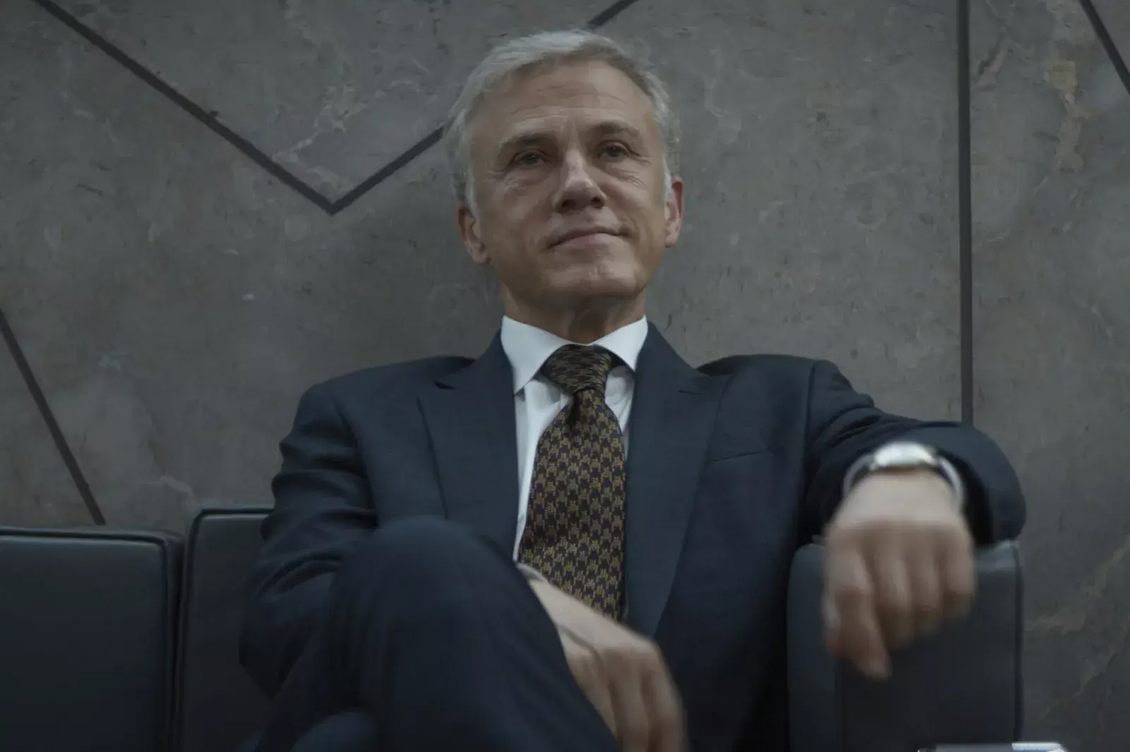 The Consultant ya está disponible en Amazon Prime Video.