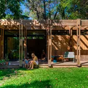 La galería es uno de los lugares favoritos durante todo el año. Sillones Patrón de @el_yeite, mesa de chapa de @estudioletric.