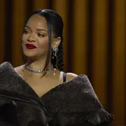 Rihanna durante la presentación del mediotiempo de Apple Music Super Bowl 57.