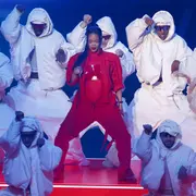 Rihanna durante su performance en el SuperBowl.