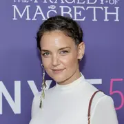 Katie Holmes lució una trenza que fue furor en redes.