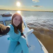 Leila Peluso, la veterinaria que recorre el Delta con su consultorio flotante.